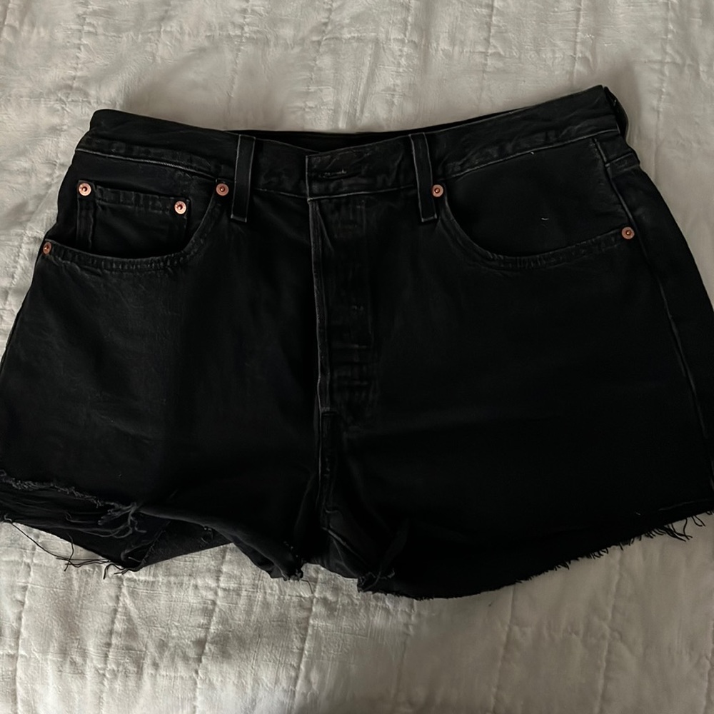 Never worn black vintage Levi shorts